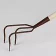Kolmipiikkihara 11,5 cm, varsi 135 cm - Puutarhatarvikkeet - 7317087195295 - 1